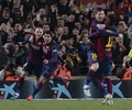 14-15スペイン1部リーグ第28節、FCバルセロナ対レアル・マドリード。先制点を挙げてチームメートのルイス・スアレスと一緒に喜ぶFCバルセロナのジェレミ・マシュー（2015年3月22日撮影）。(c)AFP/LLUIS GENE