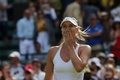 テニス、ウィンブルドン選手権、女子シングルス3回戦。試合に勝利し、歓声に応えるマリア・シャラポワ（2015年7月3日撮影）。(c)AFP/JUSTIN TALLIS