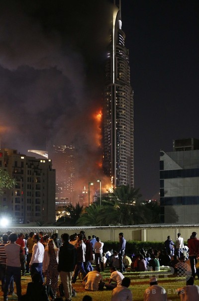 48階バルコニーにぶら下がり生還、ドバイのホテル火災 写真4枚 国際 