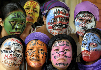 マニラ、顔にペインティングを施して米軍に抗議