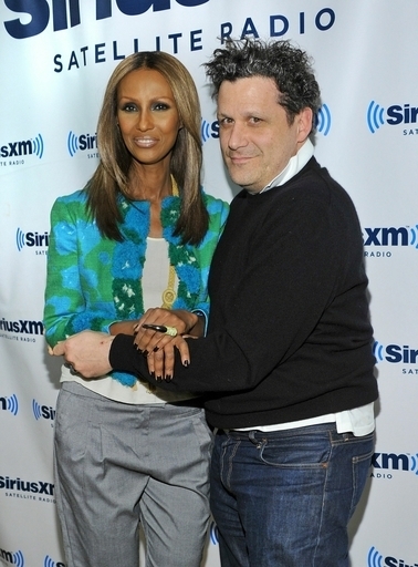 イマンとI・ミズラヒがラジオ収録、ゲストにジョニー・ウェアら登場