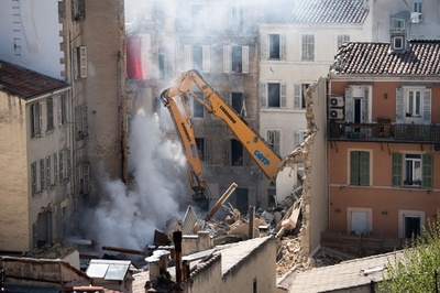 仏建物崩壊、8人が行方不明