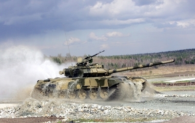 ロシア兵士、ウオツカ片手に戦車を運転・民家に激突