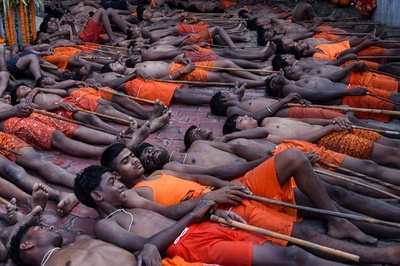 【今日の1枚】祝福を寝て待つ信者 インド