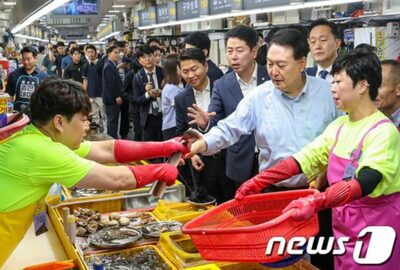 韓国大統領が即席で「刺身丼モッパン」実演…水産物の消費活性化呼びかけ