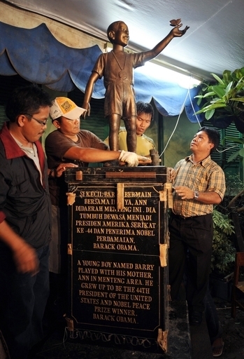 インドネシアのオバマ少年像、母校に「安住」