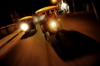 バイクタクシー300台集結、ジャングルで救急機離陸を支援