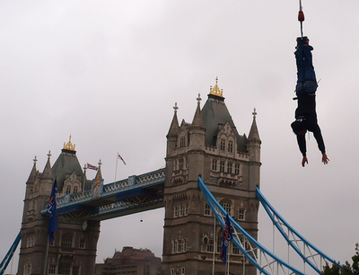 1時間で42回、英国人男性がバンジージャンプ世界記録