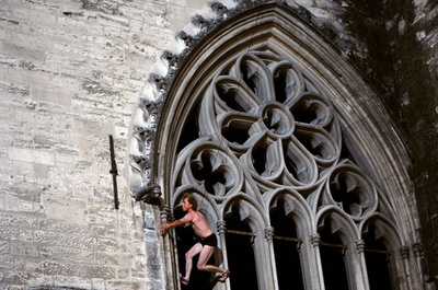 かつての教皇庁が文字通りの「舞台」に フランスの演劇祭
