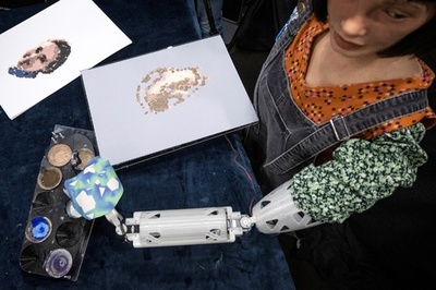 ヒューマノイドによるアート作品、2億円で落札 ロンドン