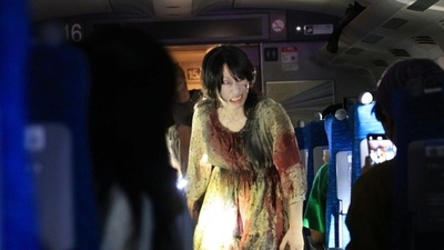 動画:「ゾンビ新幹線」で恐怖体験 貸し切り車両が一転、お化け屋敷に