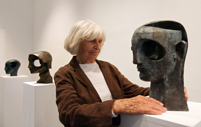 ユダヤ人女性彫刻家、68年ぶり故郷で個展