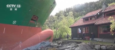 ノルウェーで全長135メートルの貨物船 民家の庭に突っ込む