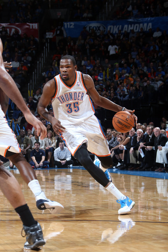 サンダー、スパーズの連勝を11で止める