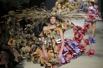 花柄ドレス×麦わら帽の定番スタイルを幻想的に、「ヴィクター＆ロルフ」15年春夏オートクチュール