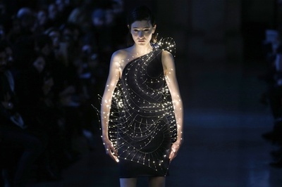 「イーキン・イン」16年春夏オートクチュール