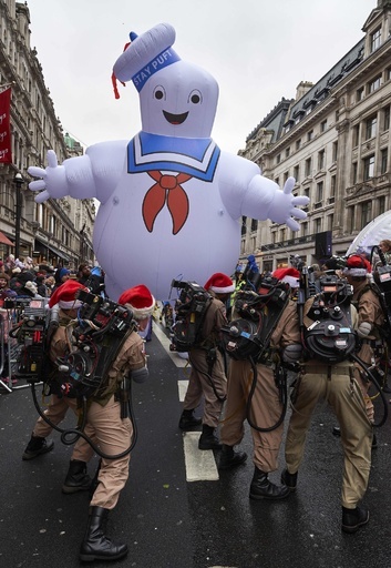 ロンドンでクリスマスパレード、子ども番組キャラが続々