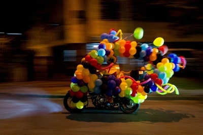 なぜかバイクで祝うハロウィーン、コロンビア