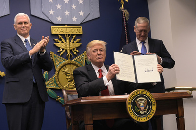 トランプ大統領、米軍の「偉大なる再建」目指す大統領令に署名