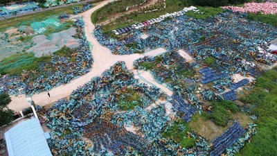 西安でシェア自転車の「墓場」を空撮 ブーム終わり、行政が税金で回収