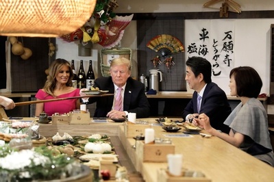 トランプ夫妻、六本木の炉端焼き店で夕食 安倍首相夫妻と