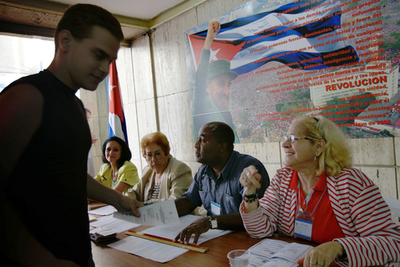 キューバで地区議会選挙　カストロ国家評議会議長も投票に