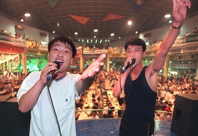 歌う前に「薬物反対ソング」、北京のカラオケ店に義務化