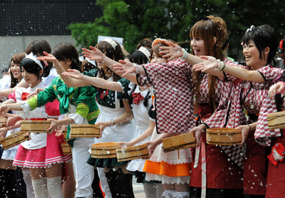 メイドさんたちが揃って打ち水、秋葉原