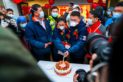 愛は勝つ！ 武漢の病院の「戦場ウエディング」 中国