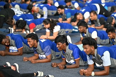 体幹トレ「プランク」参加者数でギネスに挑戦 インド