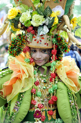 インドネシアで華やかなカーニバル
