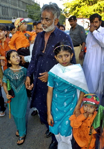 ブット元首相帰国で熱狂する支持者ら、個人崇拝的な側面も