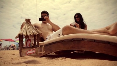 2014年は「無人機バー」元年？アルゼンチンの砂浜に登場