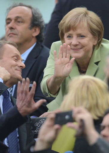 ドイツ対ギリシャ戦、メルケル首相も会場で大興奮