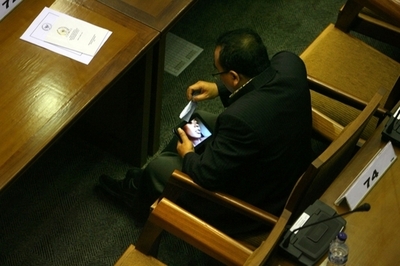 議会でポルノ動画を見た議員が辞任、インドネシア