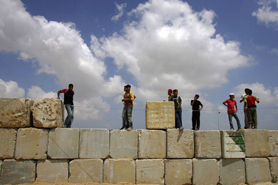 境界壁を爆破、数百人がガザ地区脱出