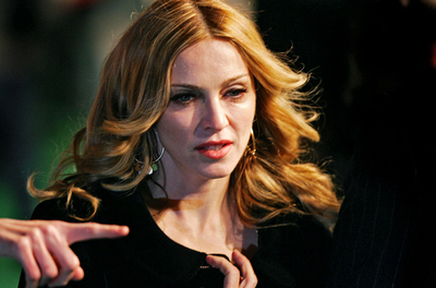 マドンナ、養子・実父再会のため孤児院を再訪問 - マラウイ