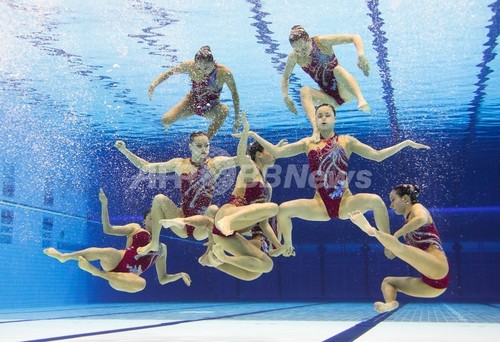 水中カメラがとらえたシンクロナイズドスイミング チームの演技 写真枚 ファッション ニュースならmode Press Powered By Afpbb News