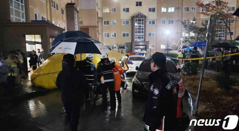 人質事件現場にエアマットが設置され、消防と警察が被害女性を車椅子で移送している(c)news1