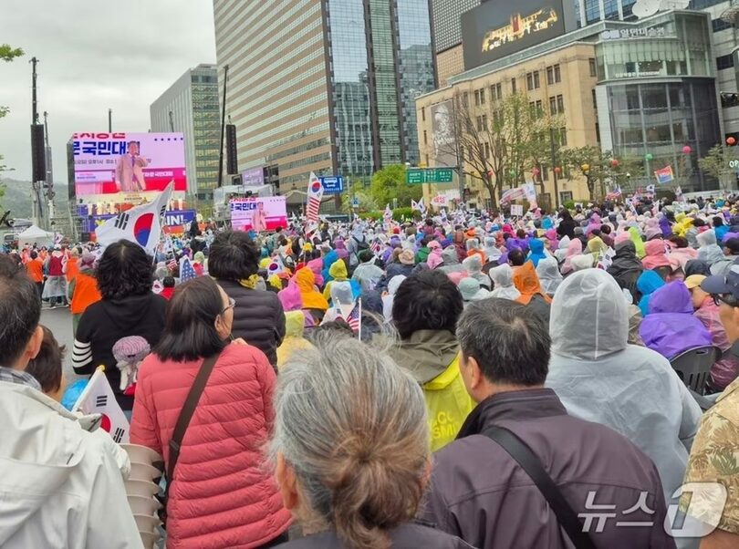 4月19日午後、ソウル市鍾路区の東和免税店前で開かれた「光化門国民大会」(c)news1