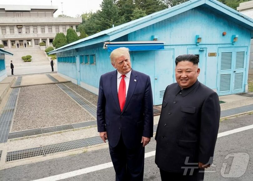 2019年6月30日、板門店で会見するトランプ米大統領（左）とキム・ジョンウン（金正恩）朝鮮労働党総書記(c)Reuters/news1