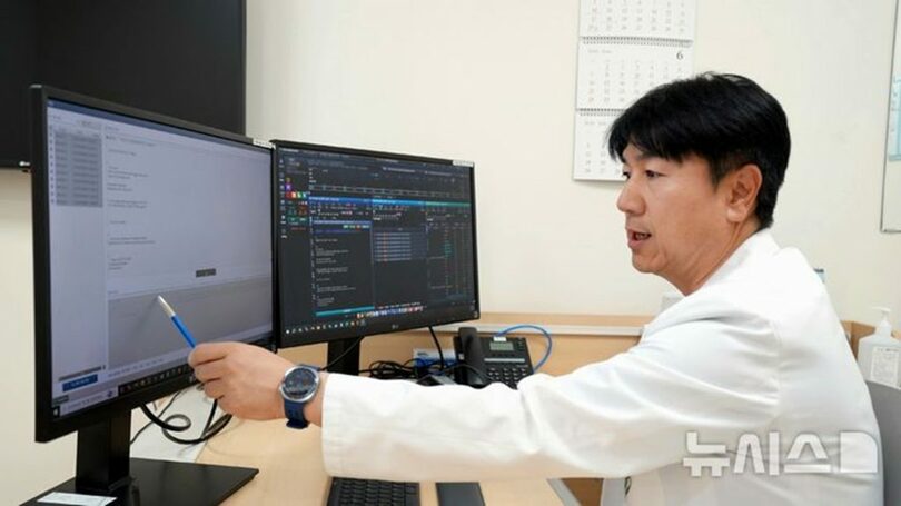 AIを活用した診療記録を確認するチョ・ドサン梨花医療データ事業団長(c)NEWSIS