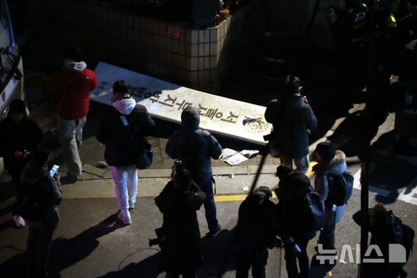 ソウル西部地裁の標識が破損された現場(c)NEWSIS