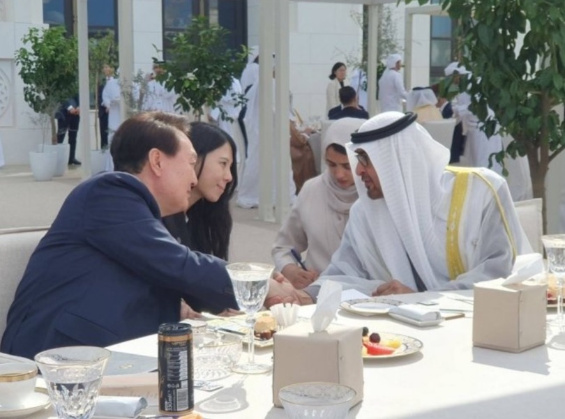 15日、アブダビの大統領宮で開かれた韓UAE首脳会談を終え、昼食会で手を取り合う両国首脳(写真提供=大統領室)(c)MONEYTODAY