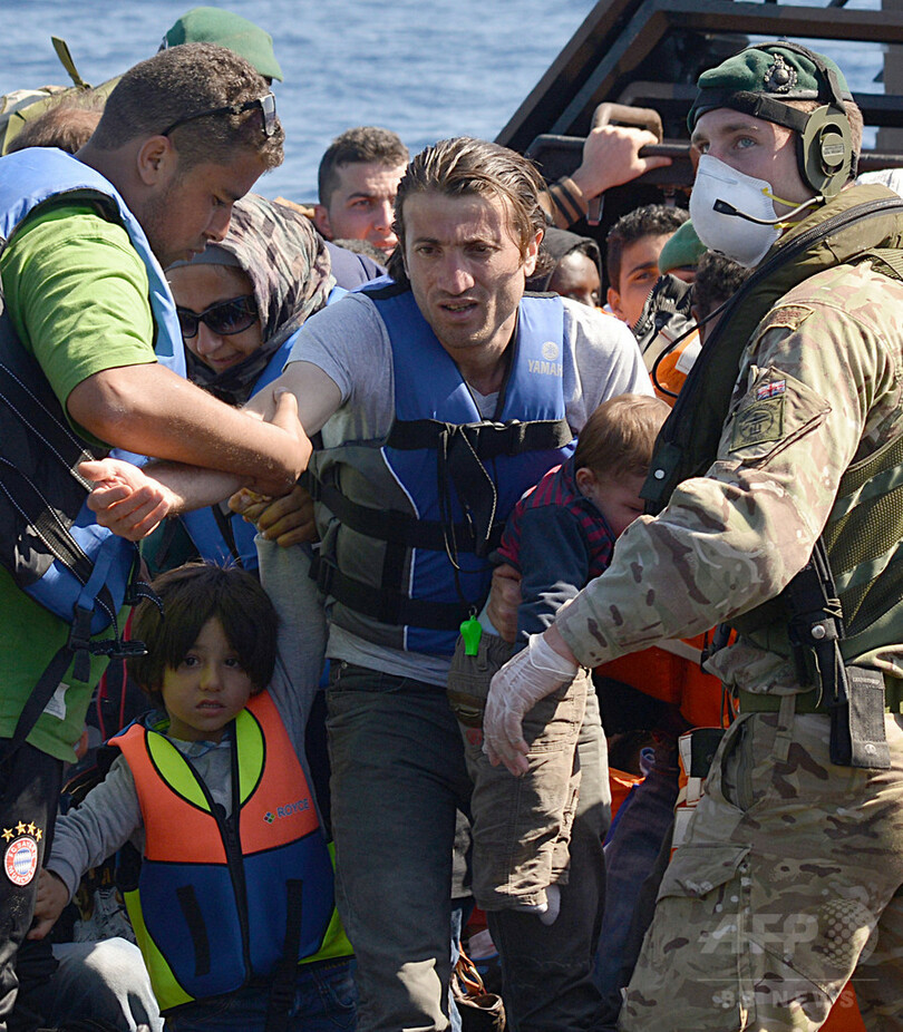 地中海で難民700人超救助、ゴムボートで欧州目指す