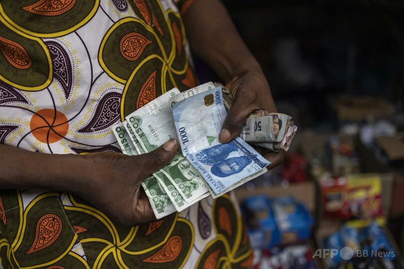 パーティーで紙幣ばらまいたインフルエンサーに有罪判決 ナイジェリア