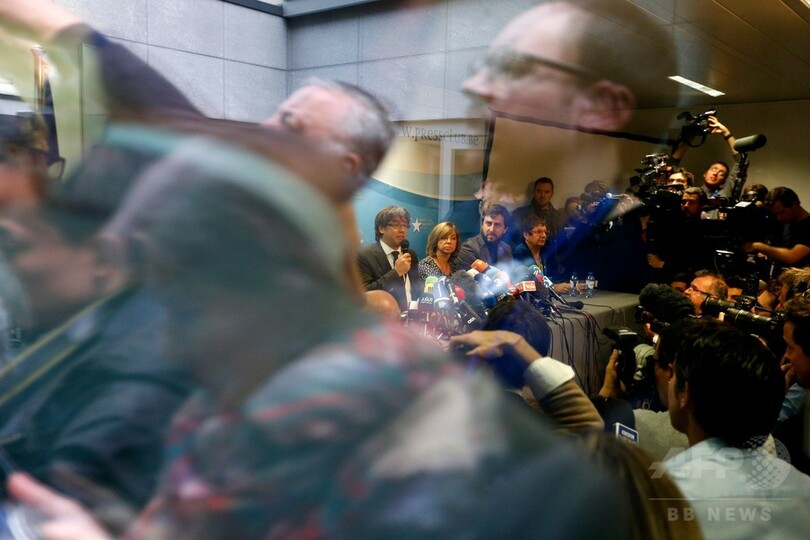 解任のカタルーニャ州首相、ベルギーで会見 亡命の可能性は否定