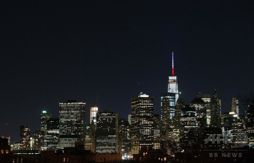 米同時多発テロ跡地の高層ビル、仏国旗の3色にライトアップ