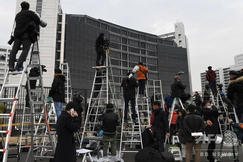 ゴーン被告、保釈される 東京拘置所から作業服姿で