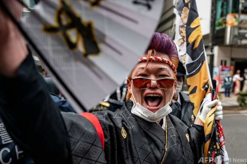 酒飲み踊る新成人も、緊急事態宣言下で成人式 横浜市